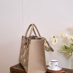 Alternative view of Louis Vuitton OnTheGo MM Beige