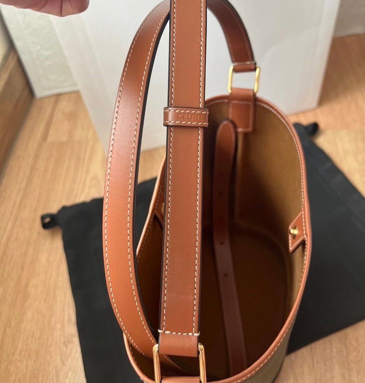 Celine Small Triomphe Bucket Bag - Afbeelding 2