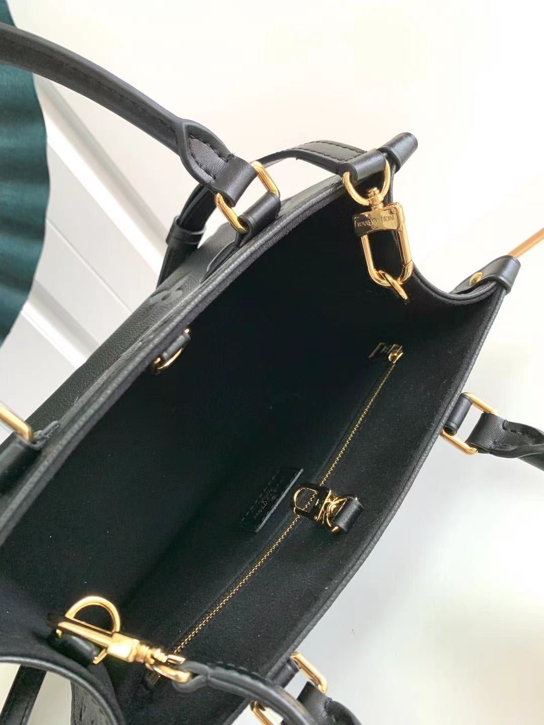Louis Vuitton OnTheGo PM Black - Afbeelding 4
