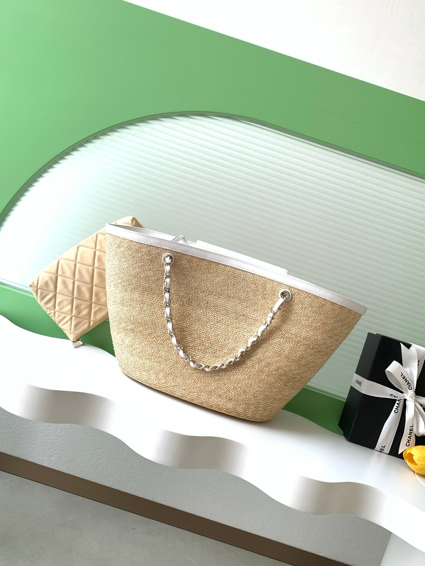 Chanel Braided Medium Tote Bag in White - Afbeelding 3