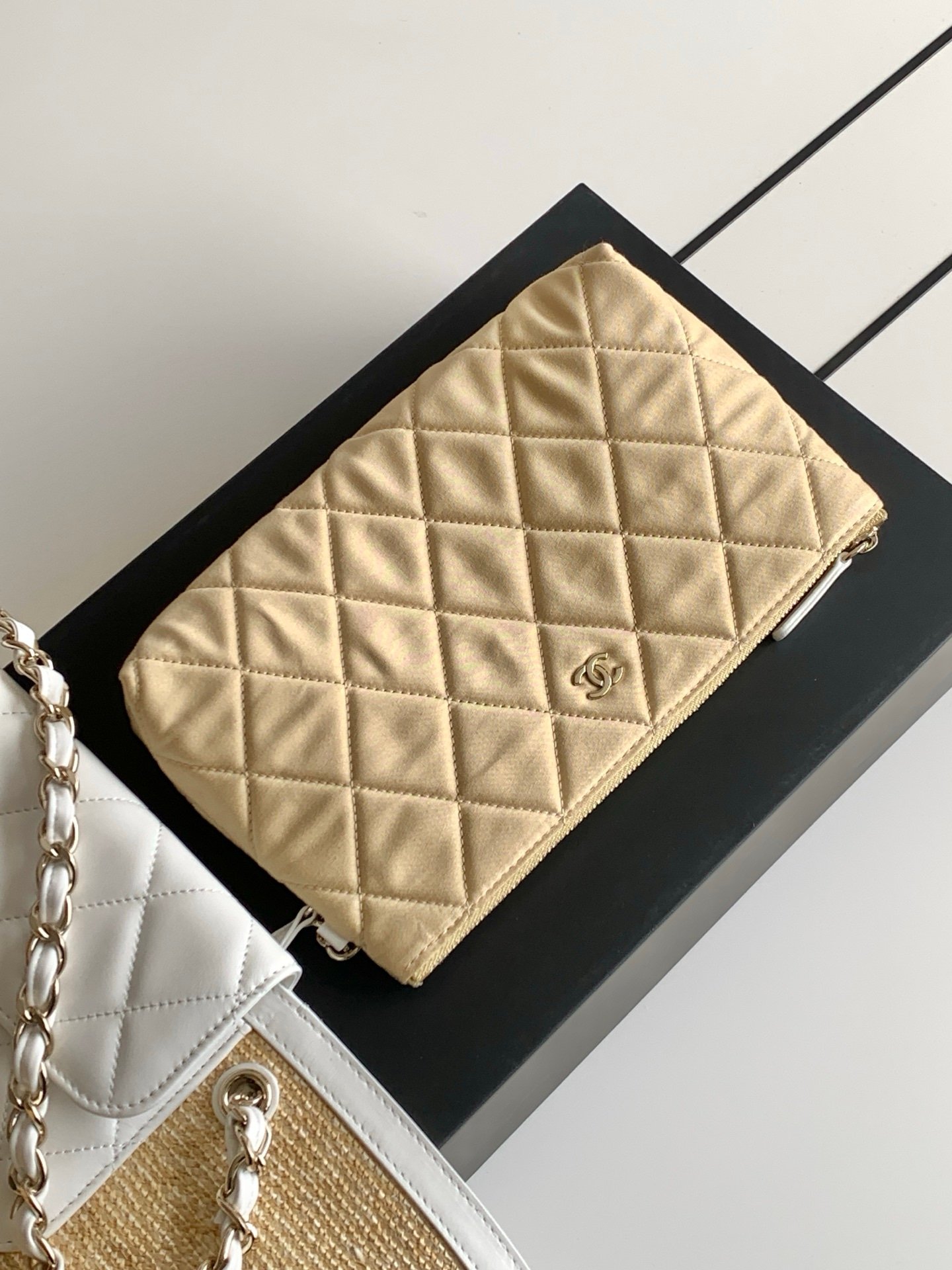 Chanel Braided Medium Tote Bag in White - Afbeelding 6