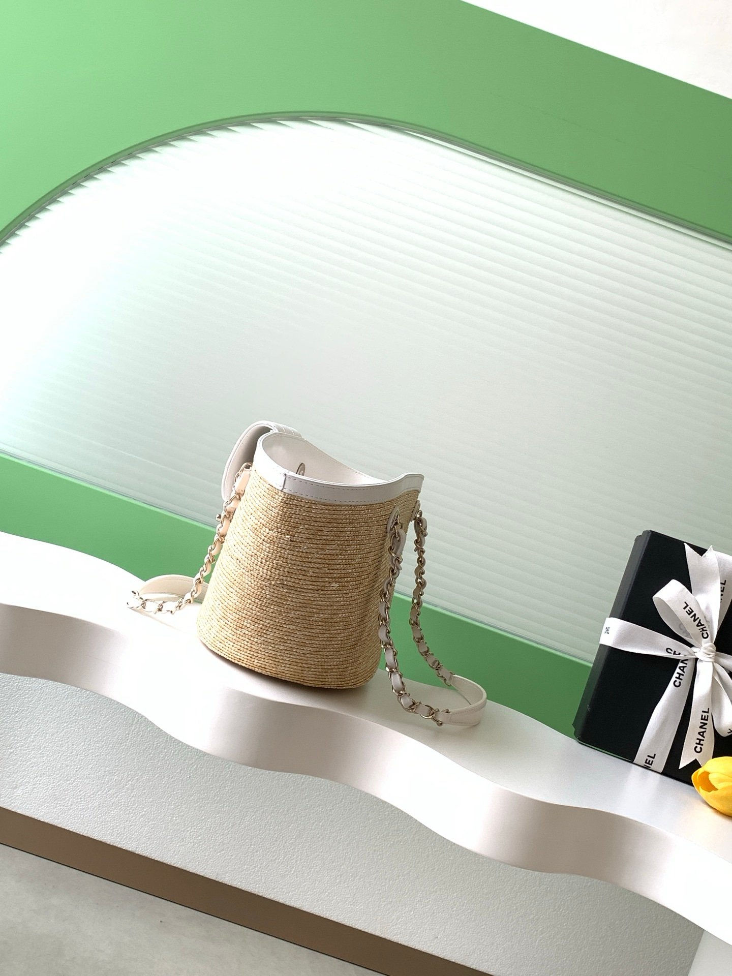 Chanel Braided Small Tote Bag in White - Afbeelding 2