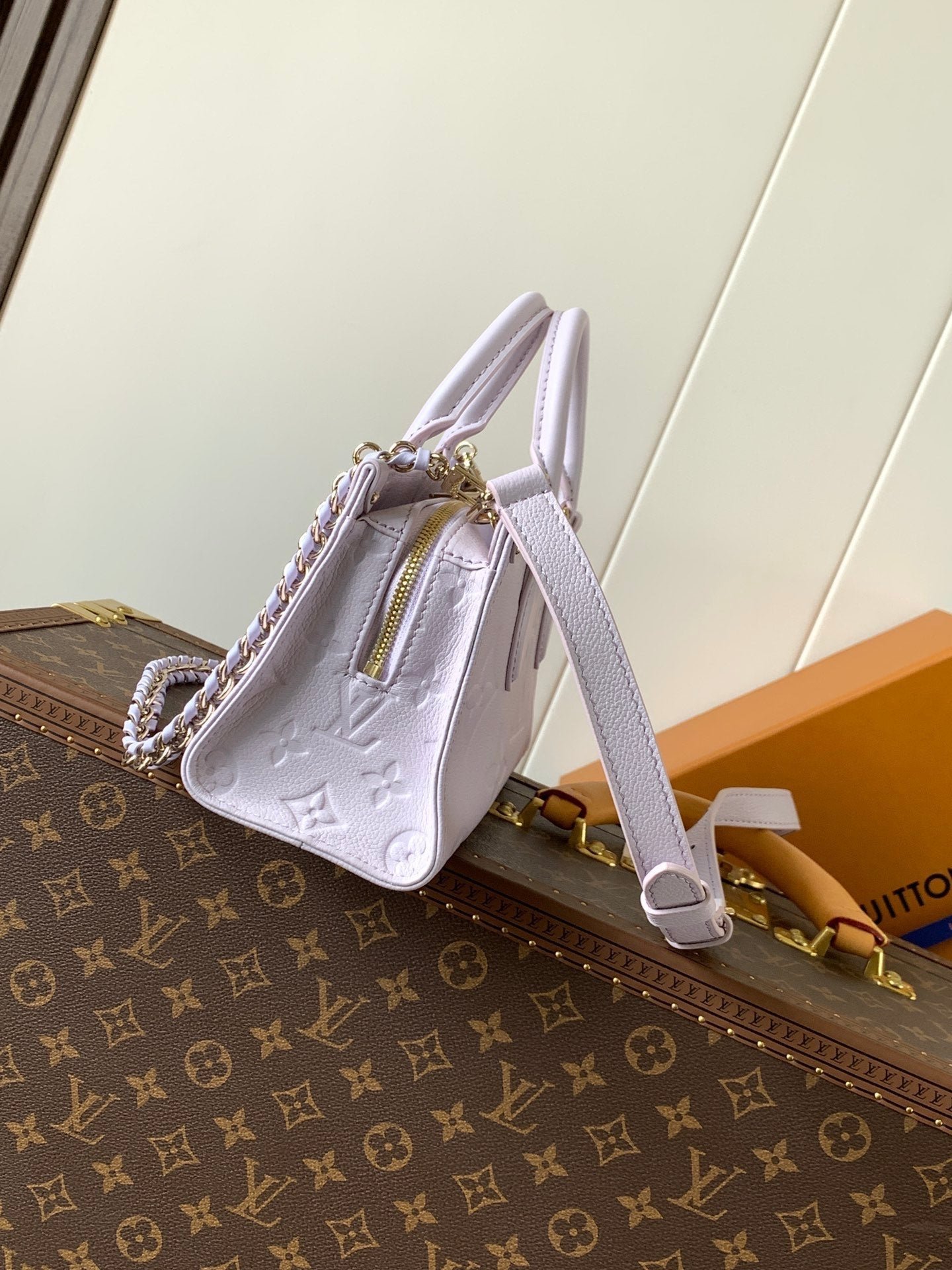 Louis Vuitton OnTheGo East West Bag in Light Lavender - Afbeelding 2