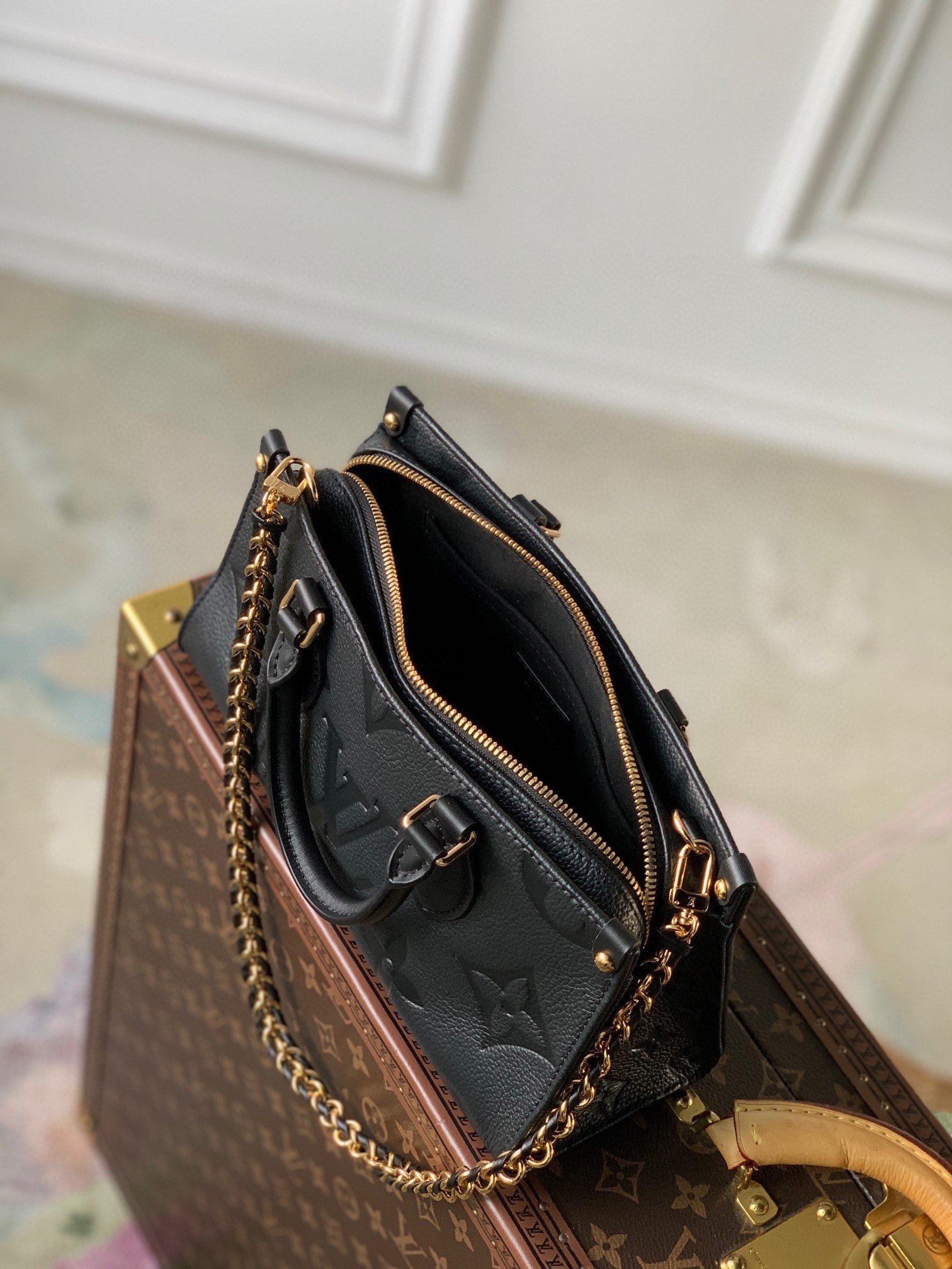 Louis Vuitton OnTheGo East West Bag in Black Gold - Afbeelding 2