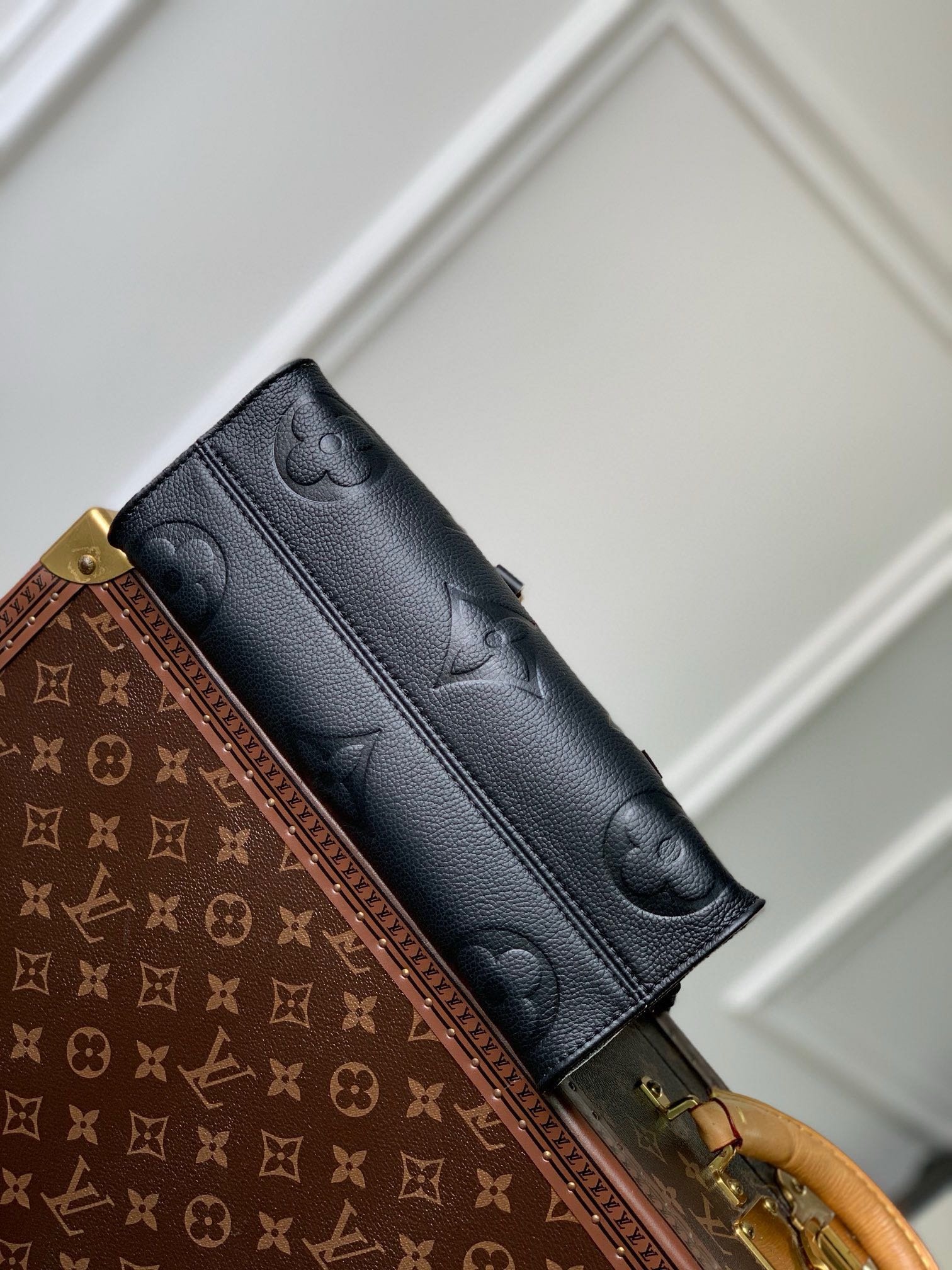 Louis Vuitton OnTheGo East West Bag in Black Gold - Afbeelding 3