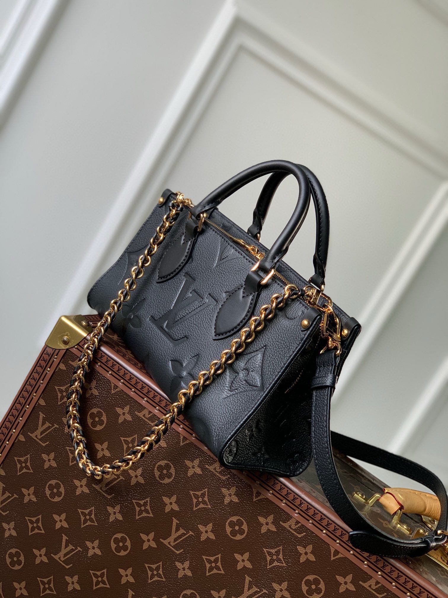 Louis Vuitton OnTheGo East West Bag in Black Gold - Afbeelding 4