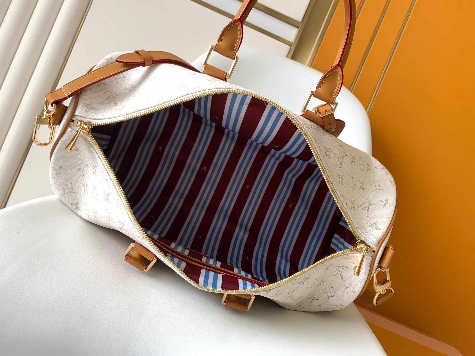 Louis Vuitton Keepall Bandouliere 45 in White Monogram - Afbeelding 4