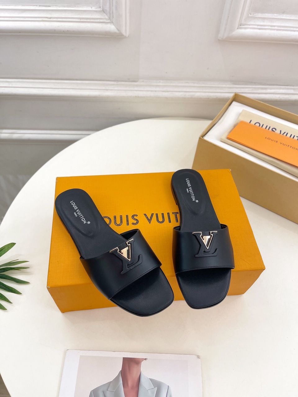 Louis Vuitton Sandals in Black Gold - Afbeelding 2