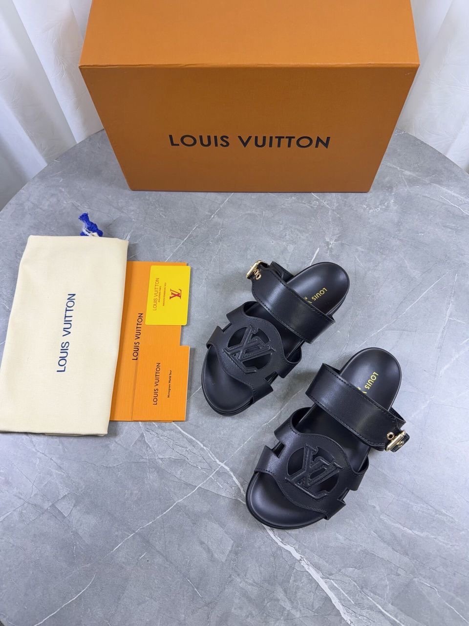 Louis Vuitton Sandals in Black Gold - Afbeelding 2