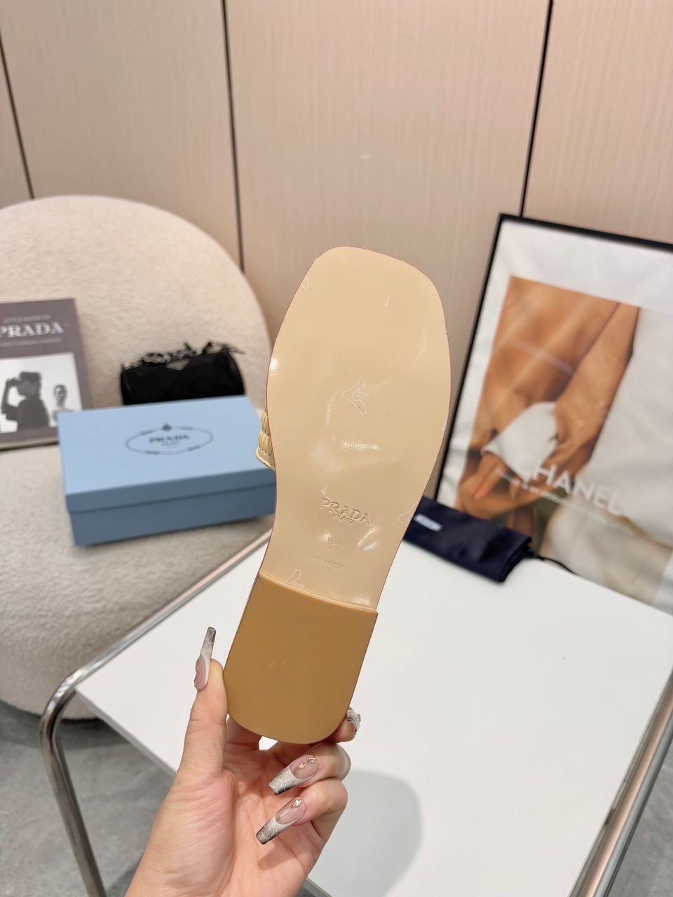 Prada Slide Sandals in Beige Gold - Afbeelding 6