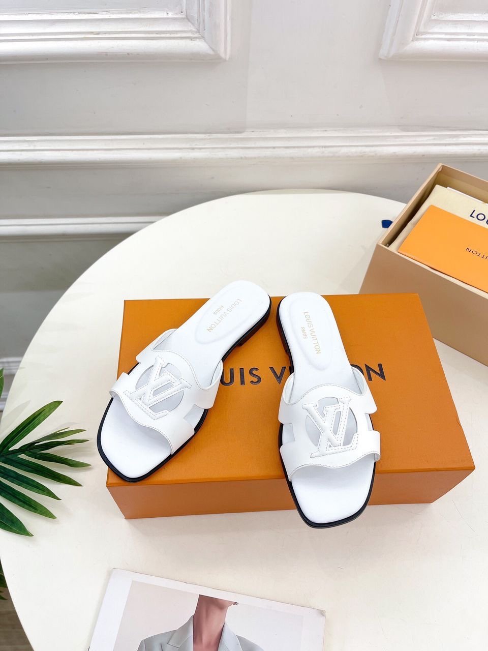 Louis Vuitton Sandals in White - Afbeelding 2