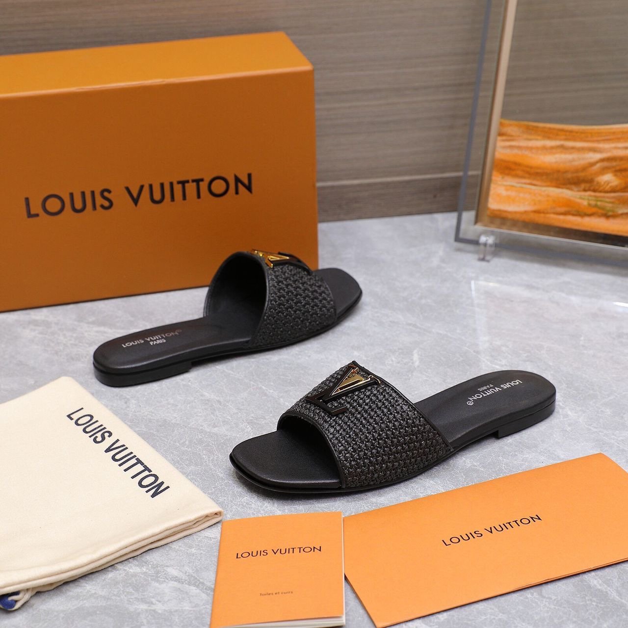 Louis Vuitton Sandals in Black Gold - Afbeelding 3
