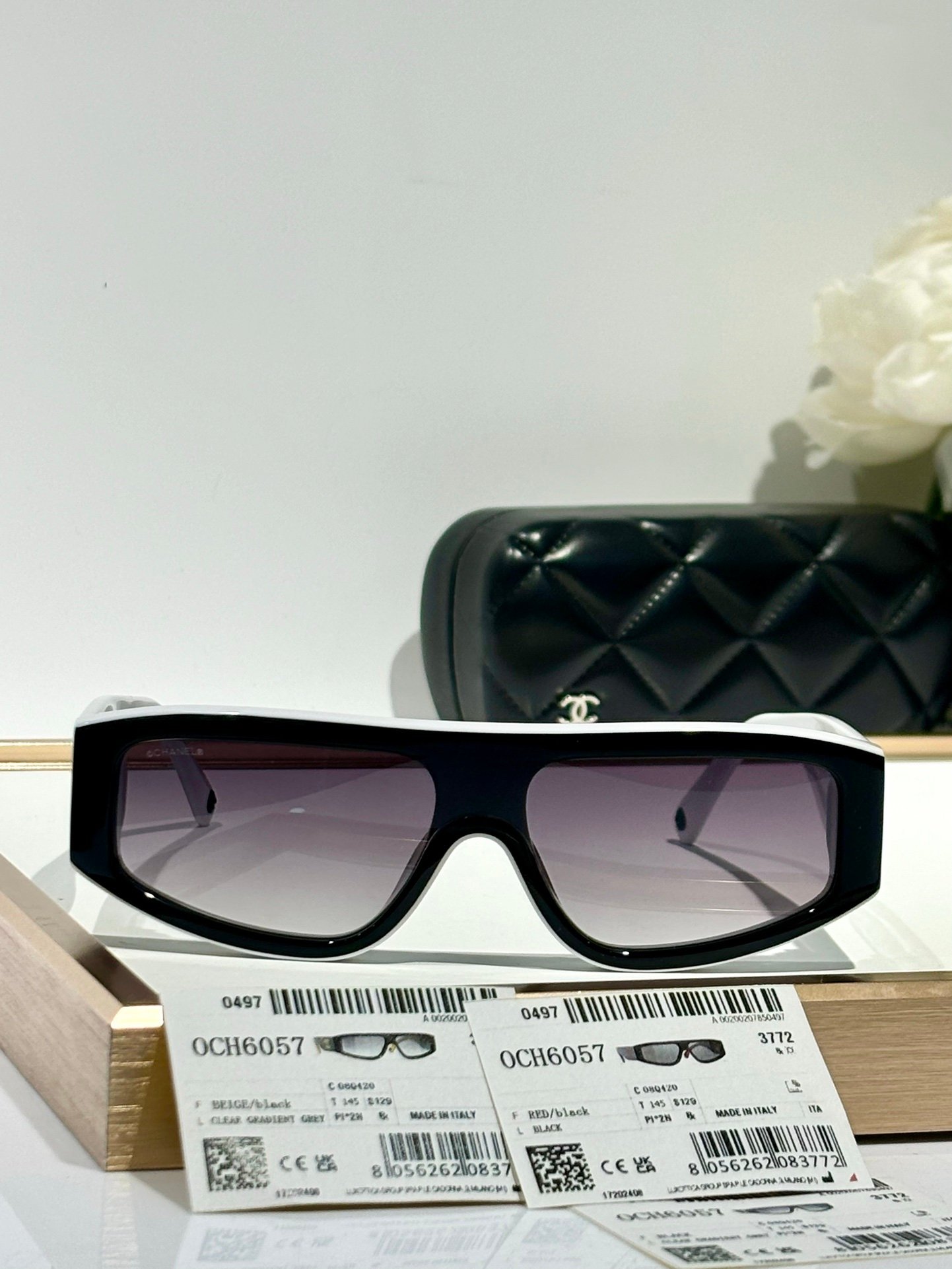 Chanel Sunglasses in Black White - Afbeelding 2