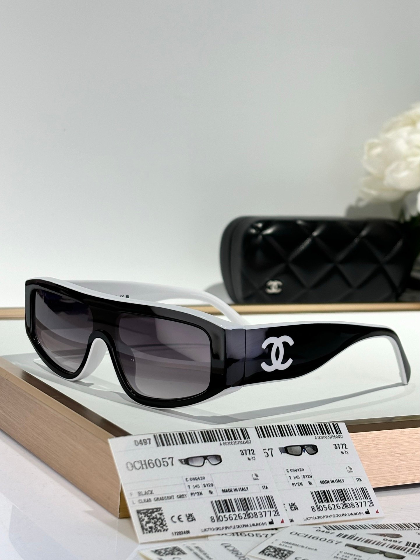 Chanel Sunglasses in Black White - Afbeelding 3