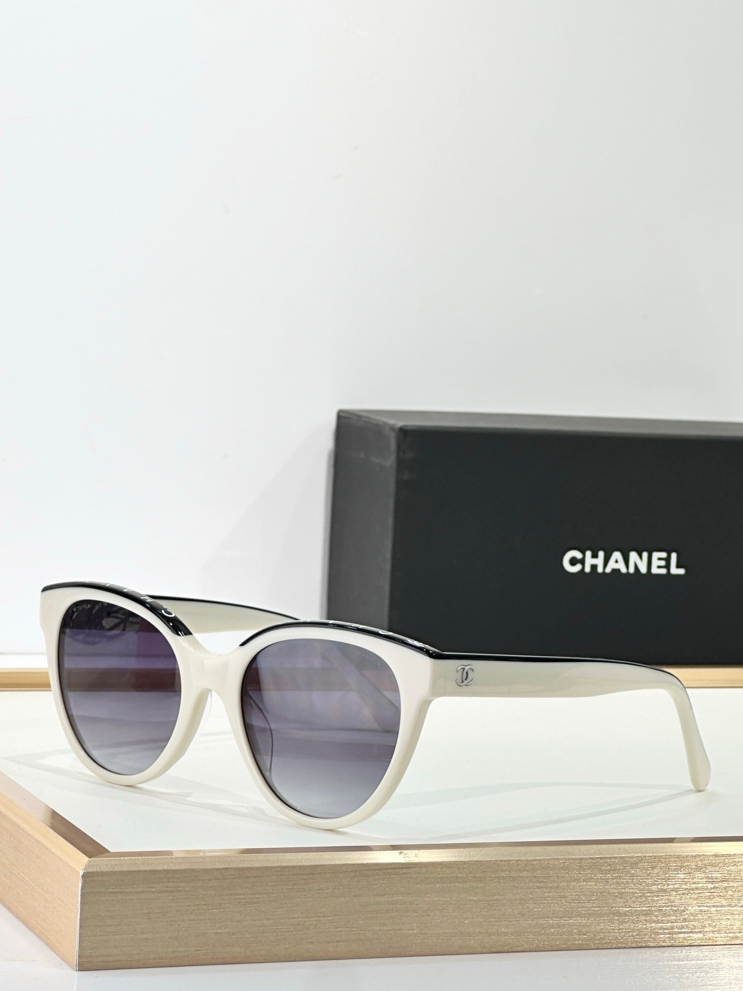 Chanel Sunglasses in White Black - Afbeelding 3