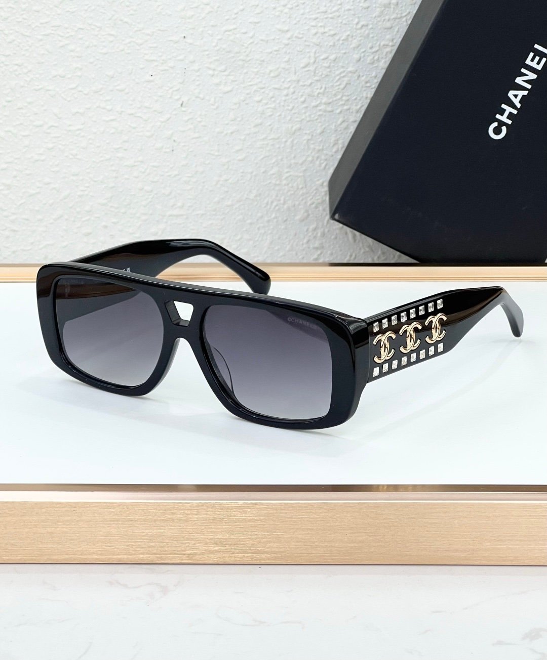 Chanel Sunglasses in Black Gold - Afbeelding 2
