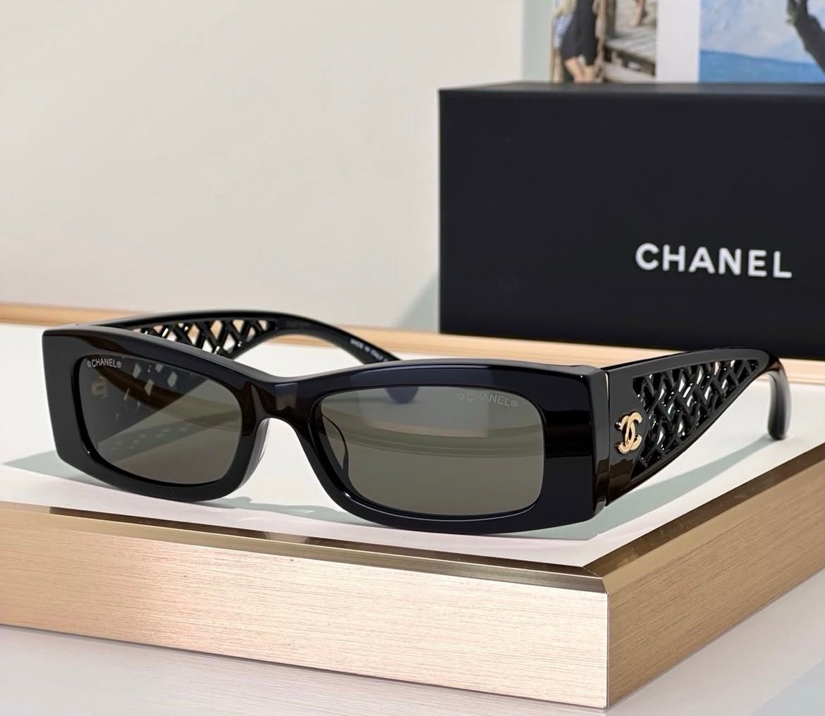 Chanel Sunglasses in Black Gold - Afbeelding 2