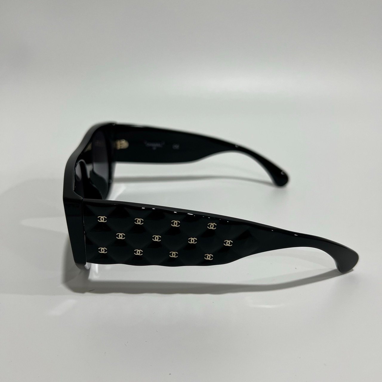 Chanel Sunglasses in Black Gold - Afbeelding 3