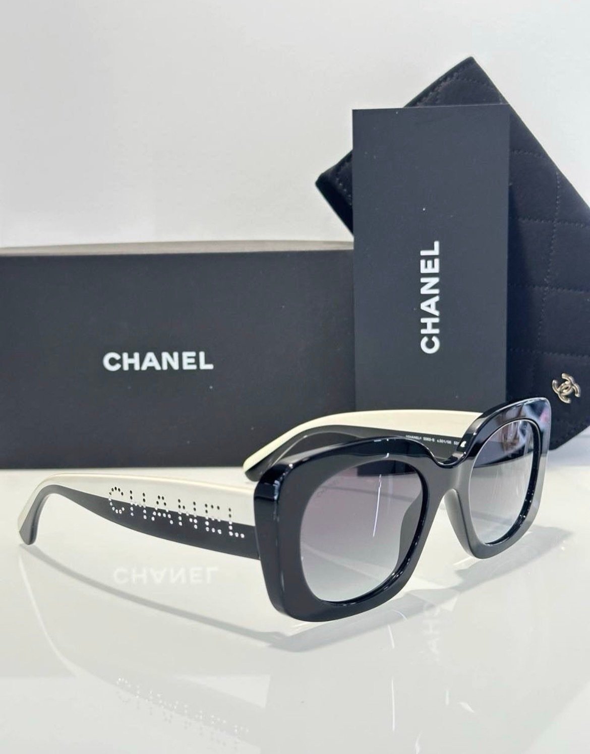 Chanel Sunglasses in Black White - Afbeelding 3