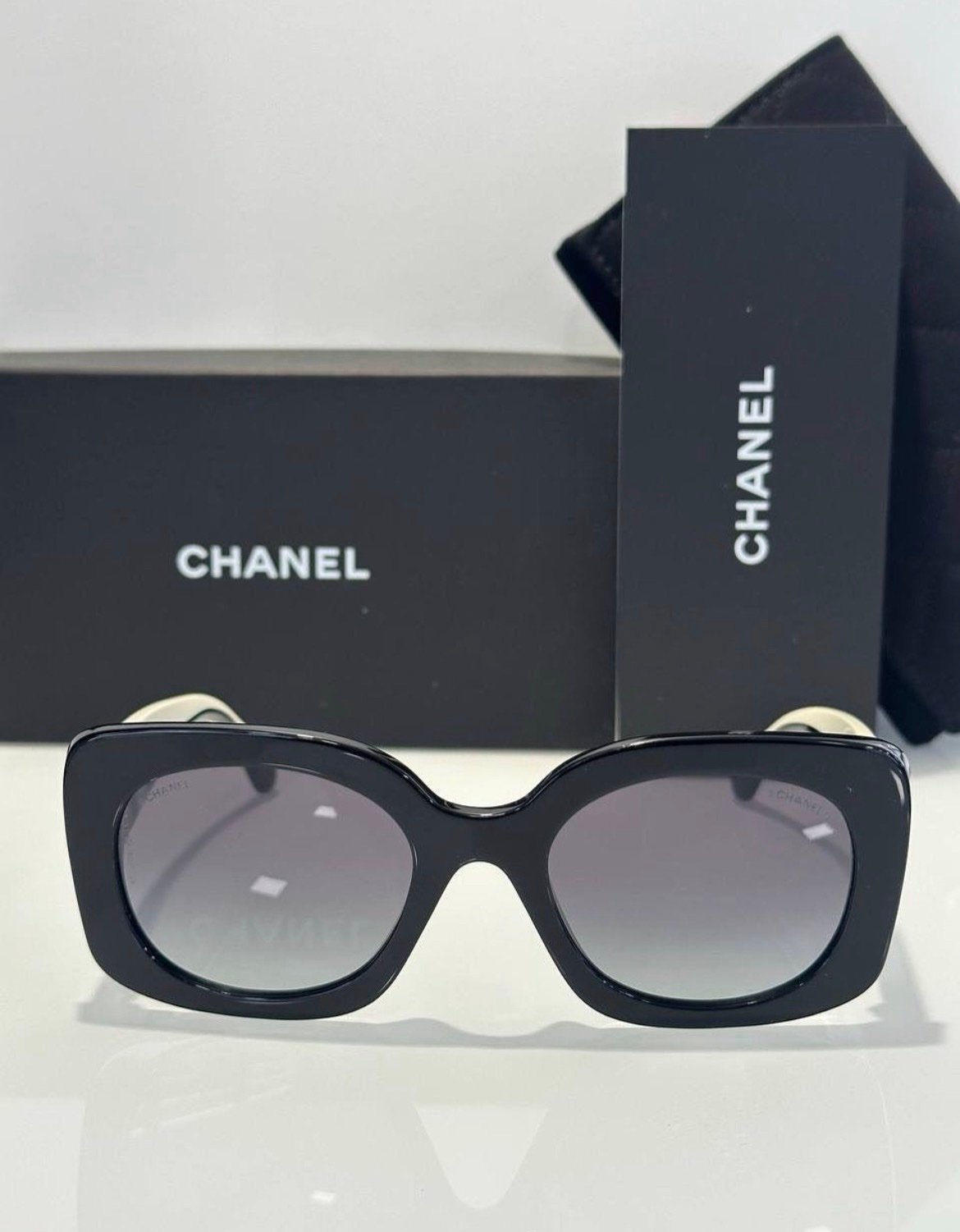 Chanel Sunglasses in Black White - Afbeelding 4