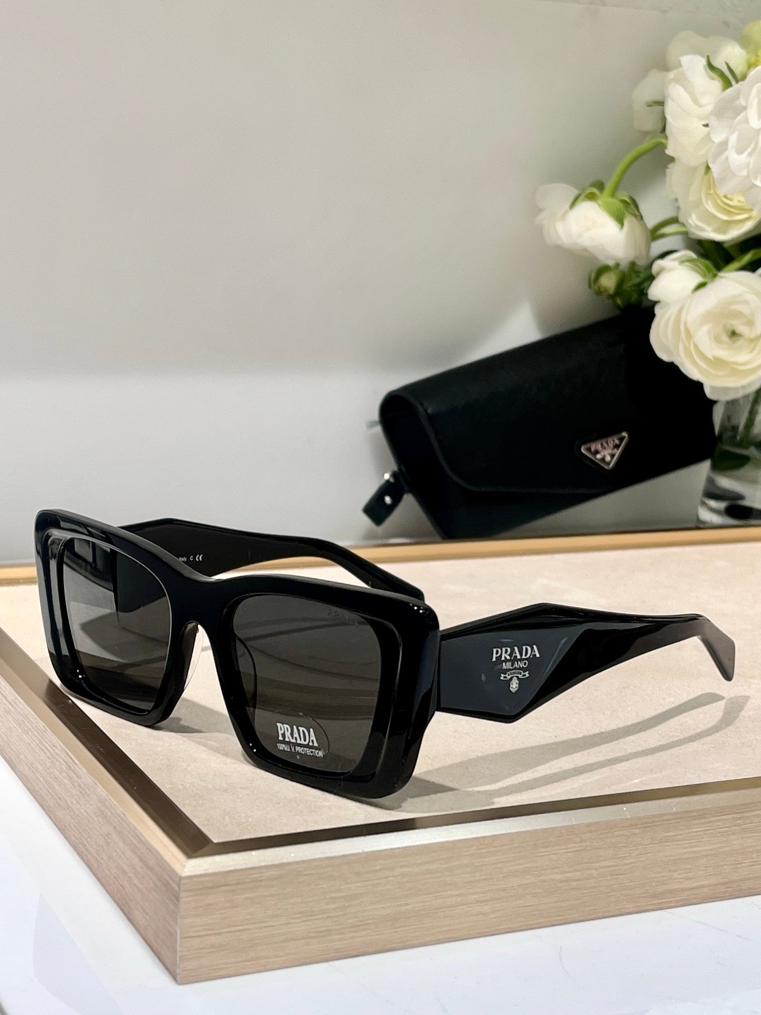 Prada Sunglasses in Black - Afbeelding 2