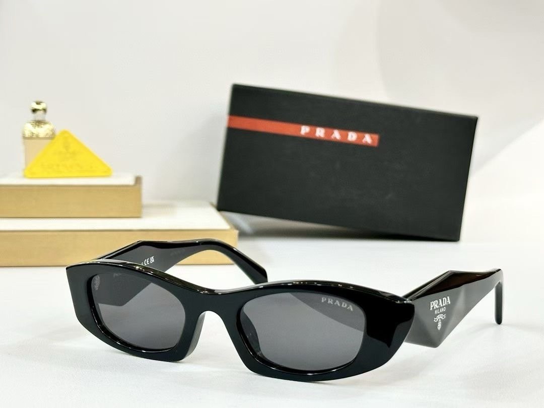 Prada Sunglasses in Black - Afbeelding 2