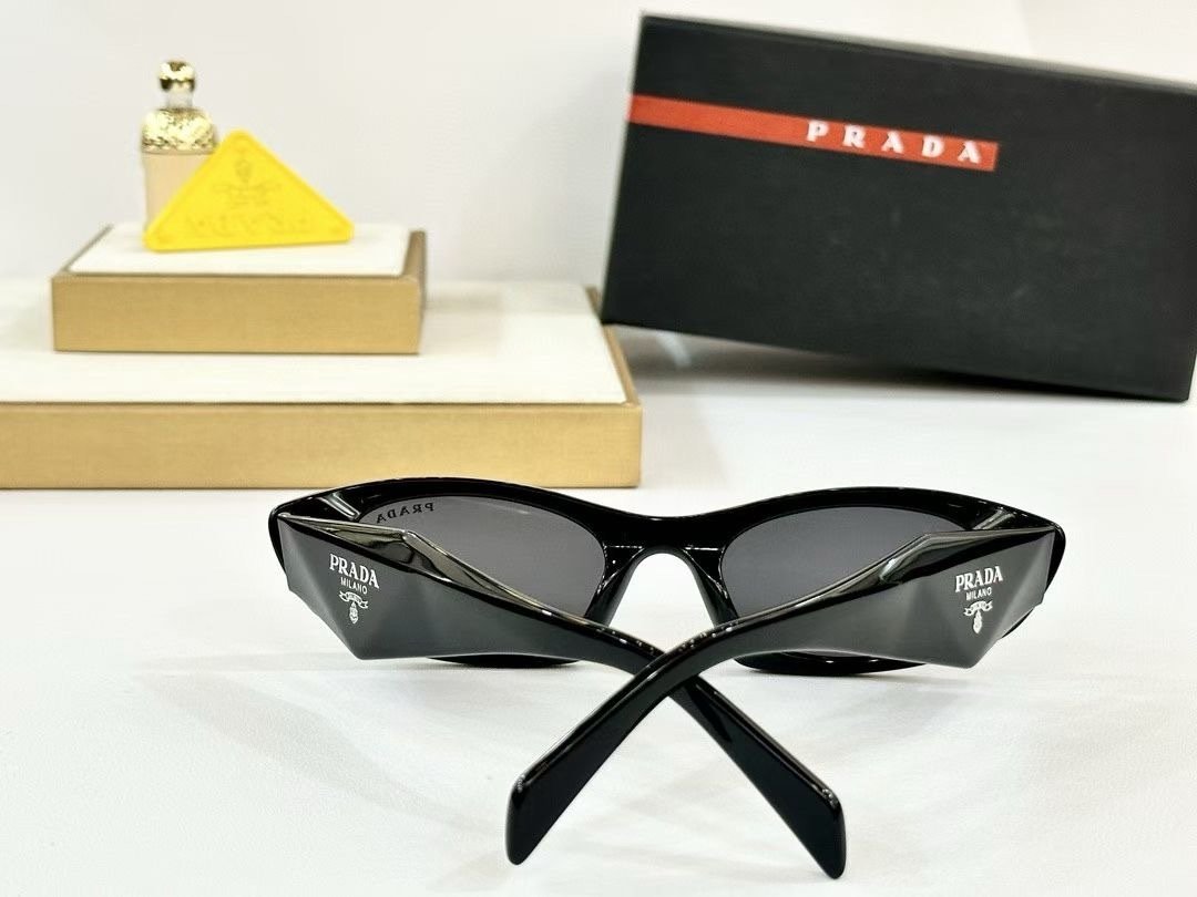 Prada Sunglasses in Black - Afbeelding 3