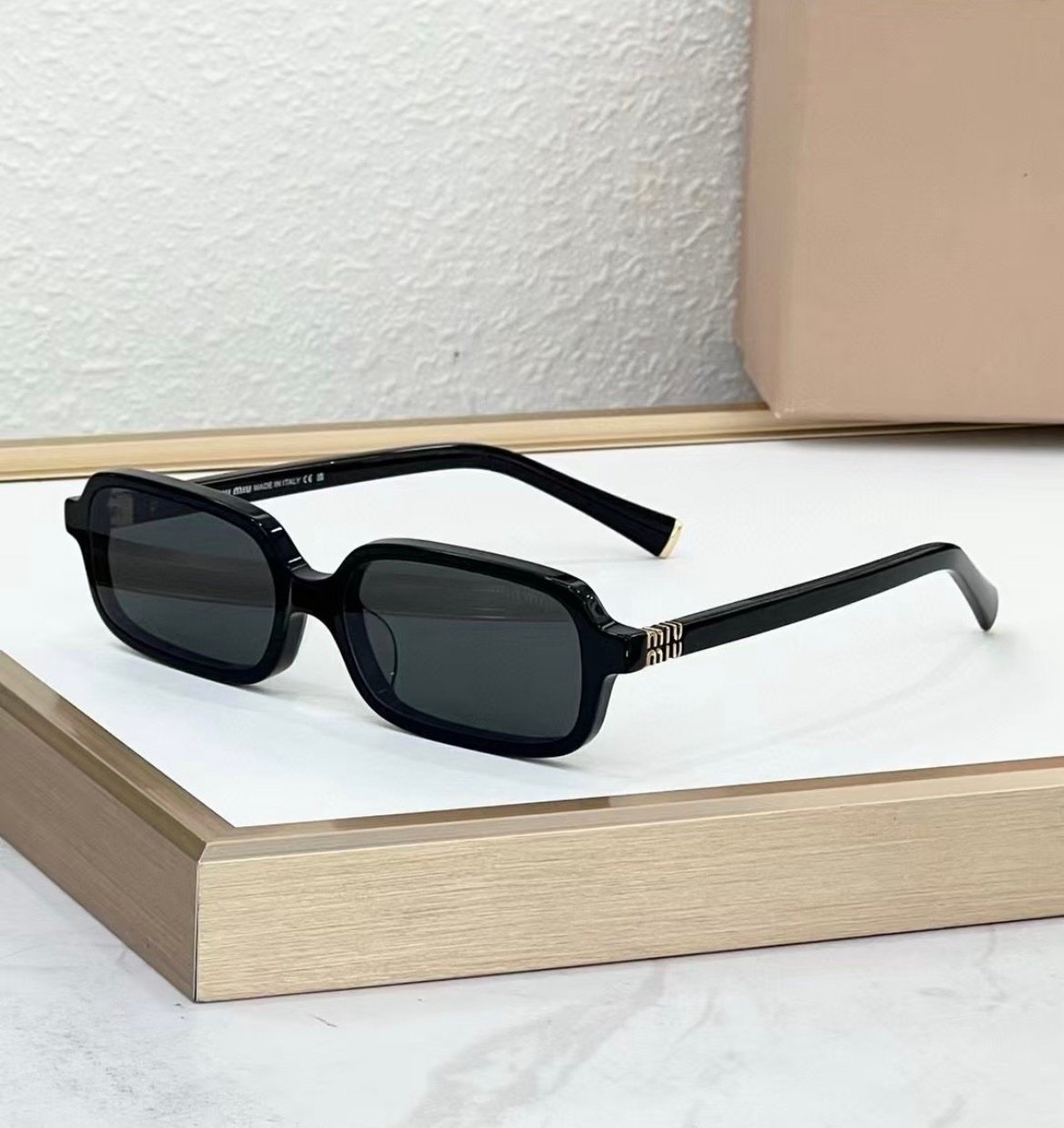 Miu Miu Sunglasses in Black Gold - Afbeelding 2