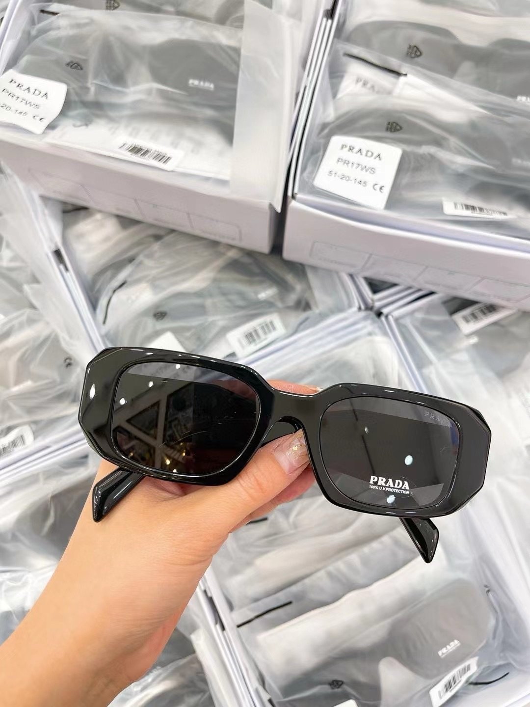 Prada Sunglasses in Black - Afbeelding 3