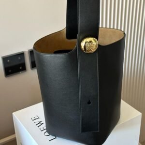Loewe Medium Pebble Bucket in Black
