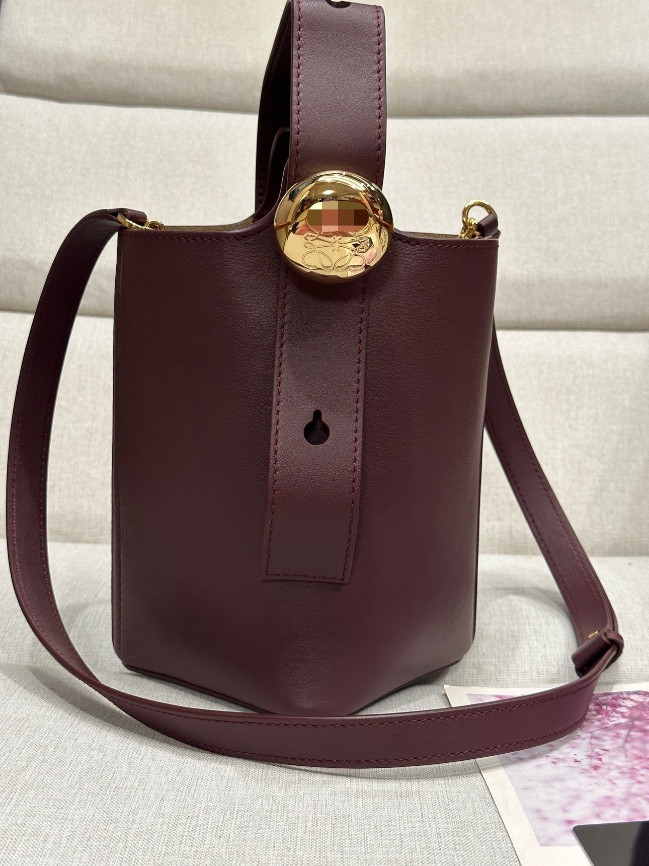 Loewe Mini Pebble Bucket in Burgundy - Afbeelding 2