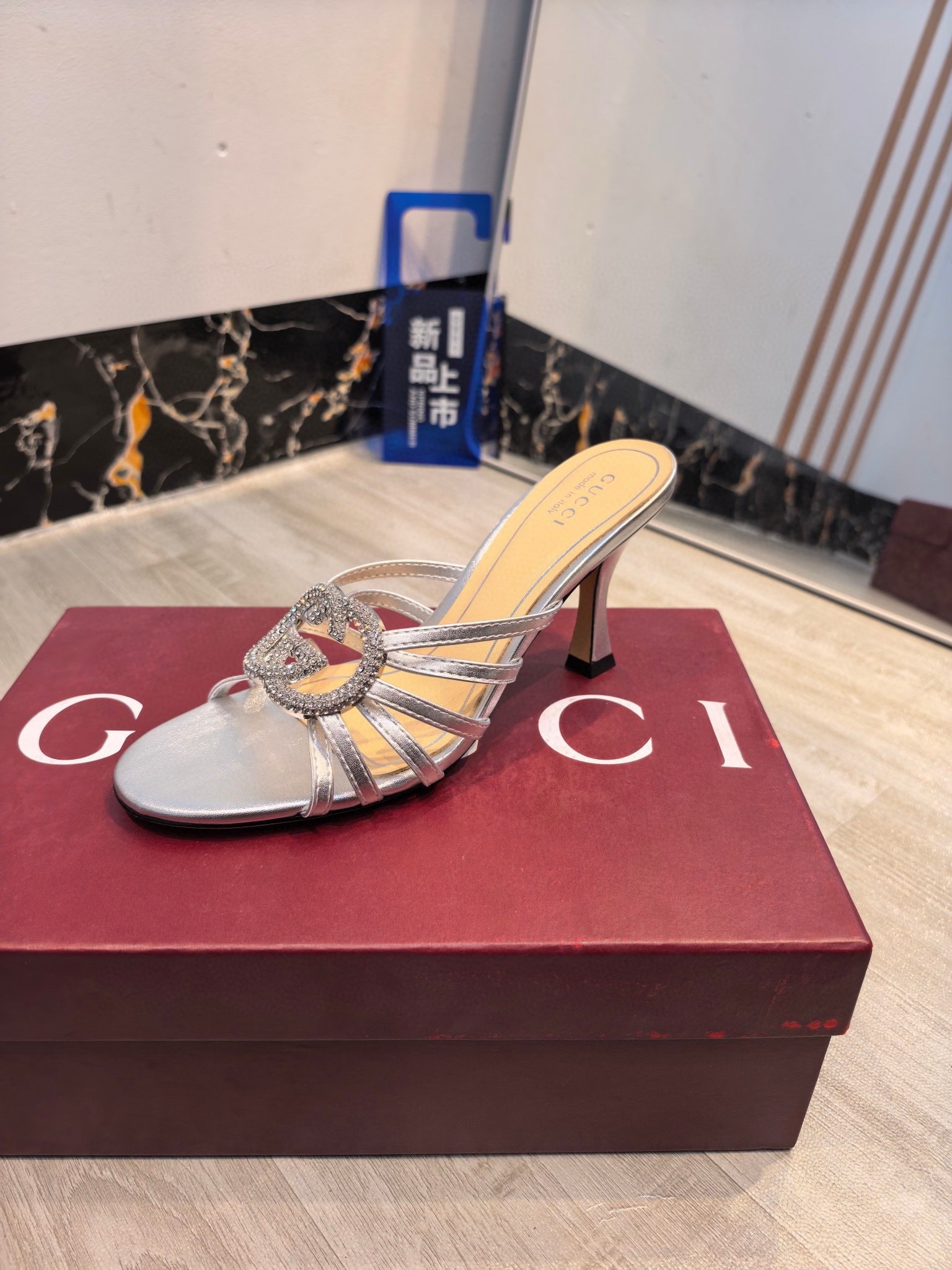 Gucci Crystal Slide Sandal in Silver - Afbeelding 10