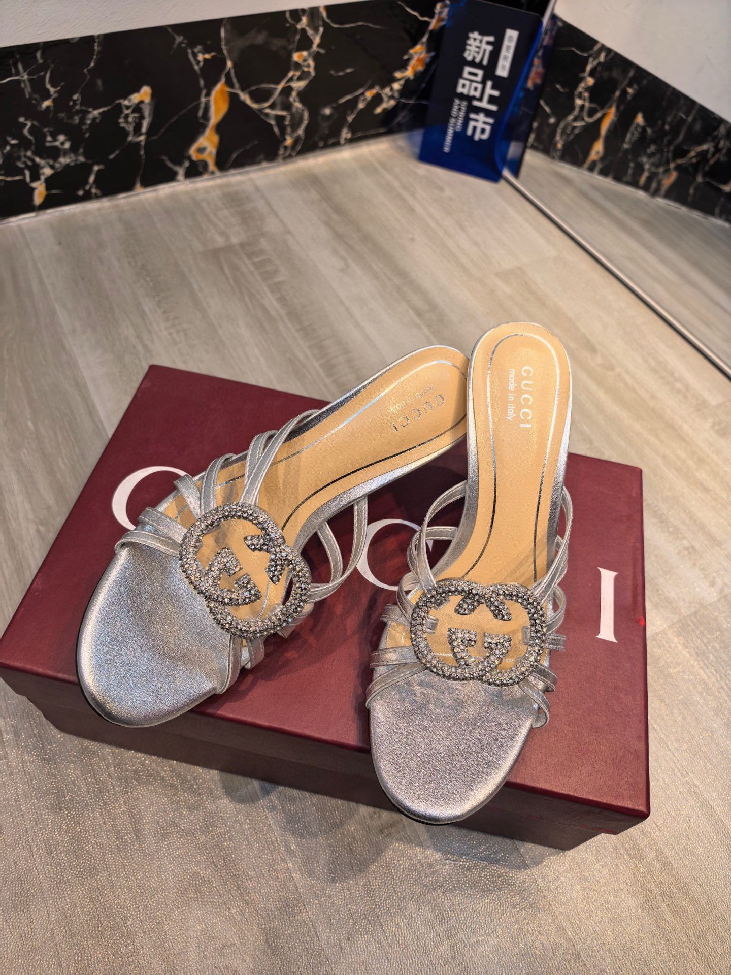 Gucci Crystal Slide Sandal in Silver - Afbeelding 11