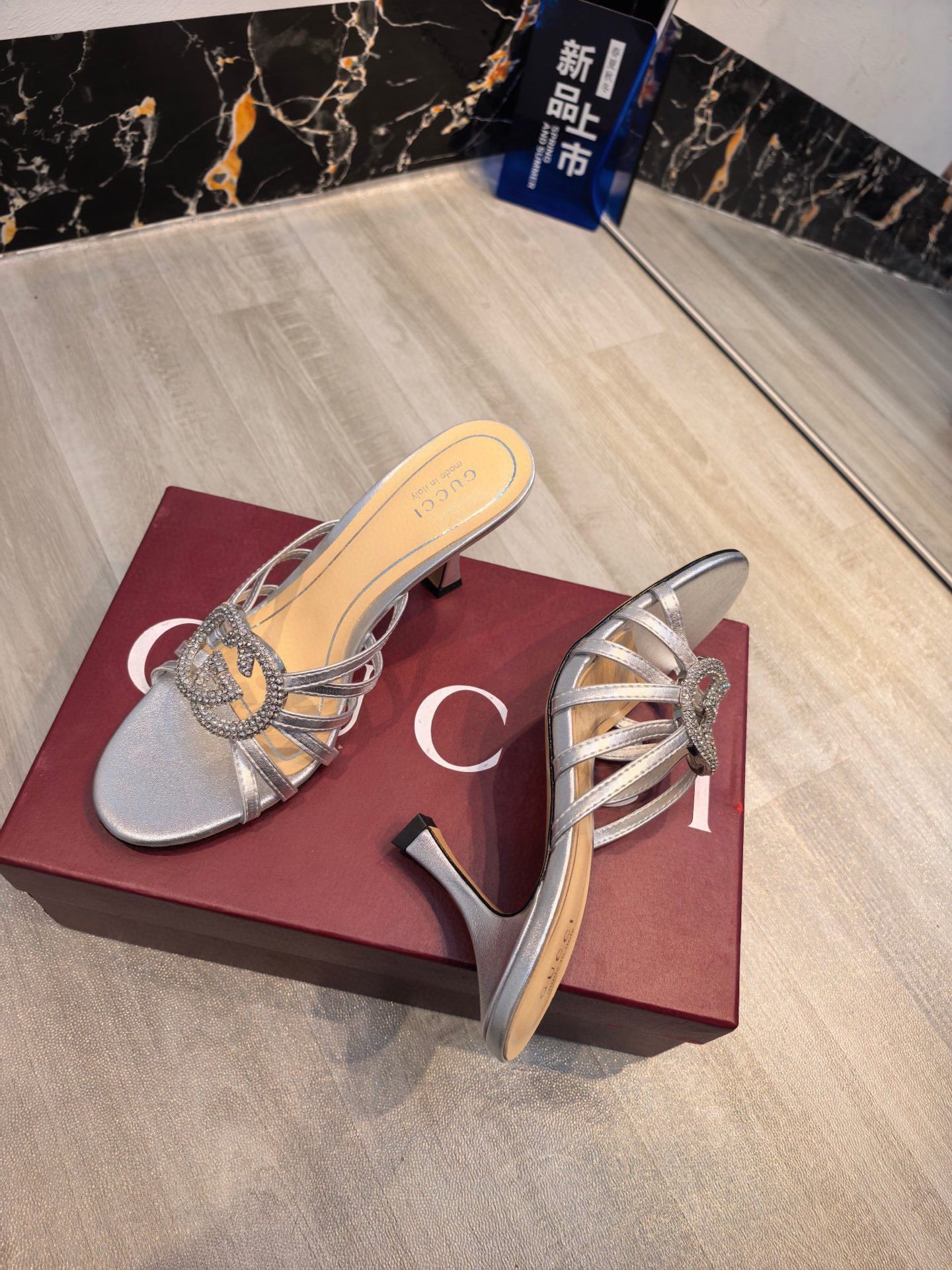 Gucci Crystal Slide Sandal in Silver - Afbeelding 12