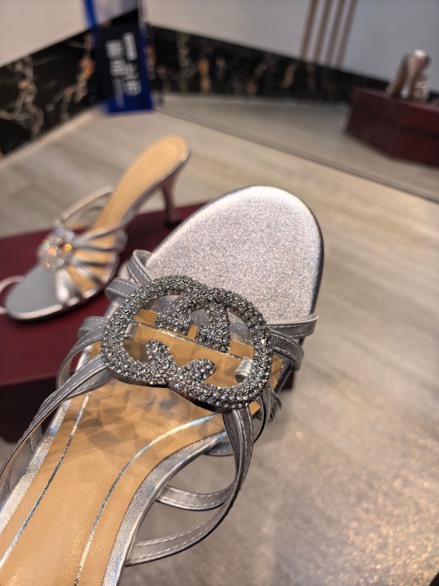 Gucci Crystal Slide Sandal in Silver - Afbeelding 13