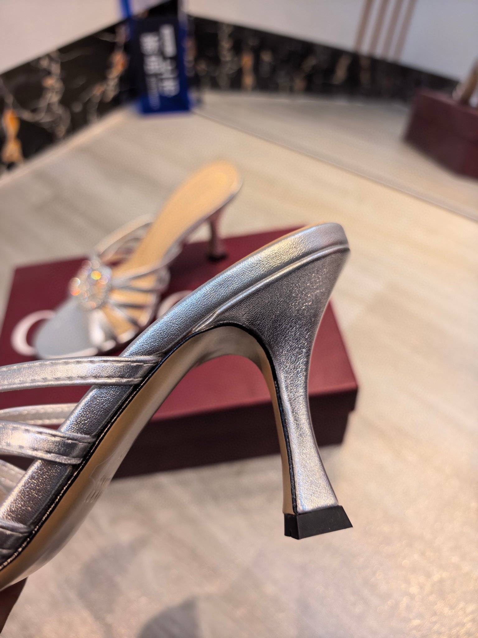 Gucci Crystal Slide Sandal in Silver - Afbeelding 14