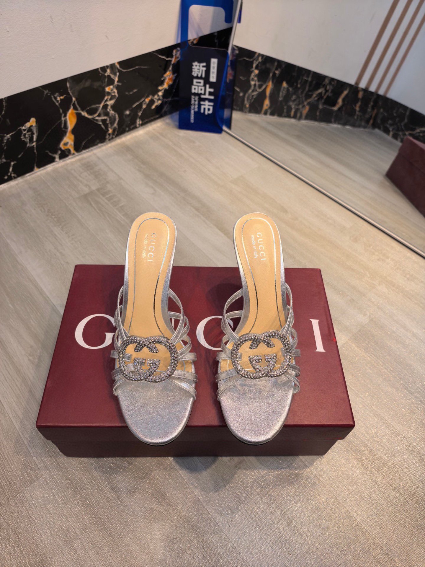 Gucci Crystal Slide Sandal in Silver - Afbeelding 8