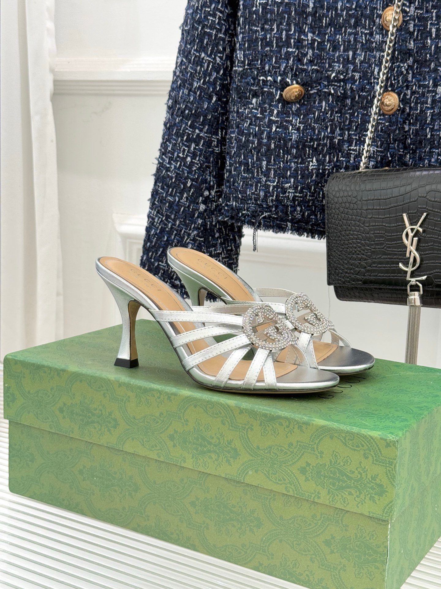 Gucci Crystal Slide Sandal in Silver - Afbeelding 2