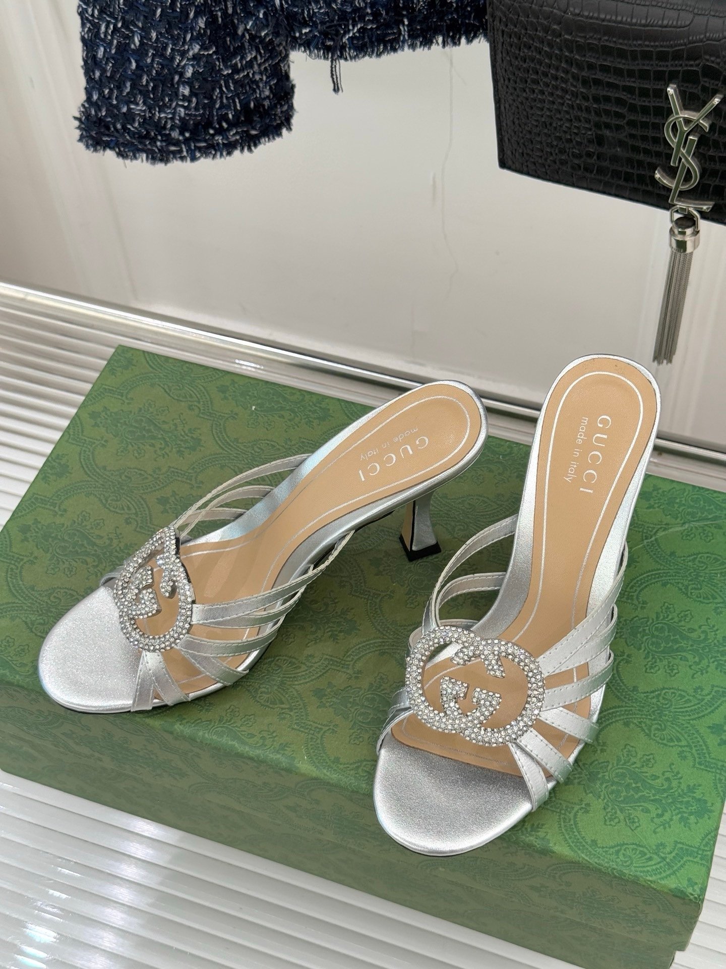 Gucci Crystal Slide Sandal in Silver - Afbeelding 3