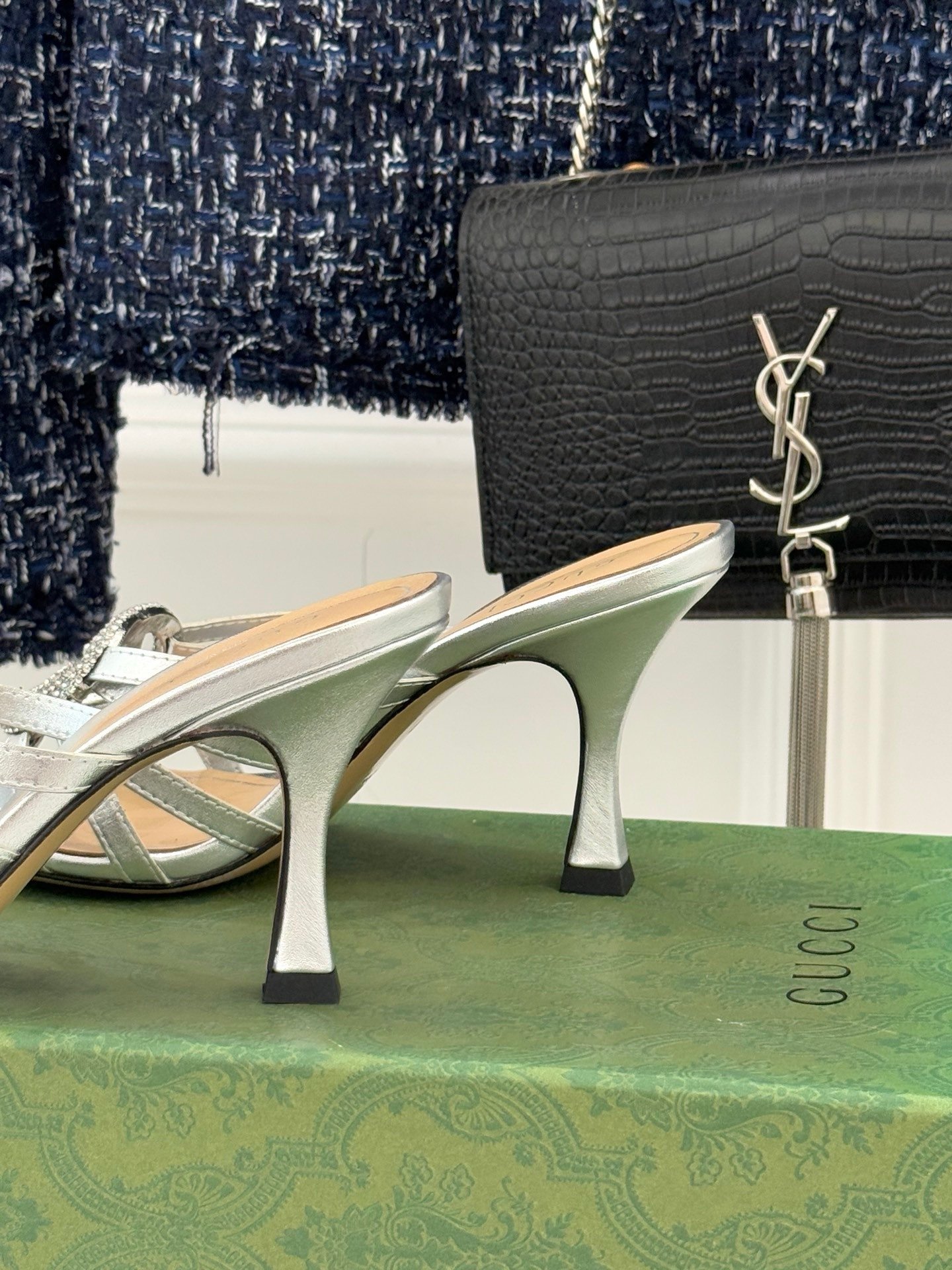 Gucci Crystal Slide Sandal in Silver - Afbeelding 6