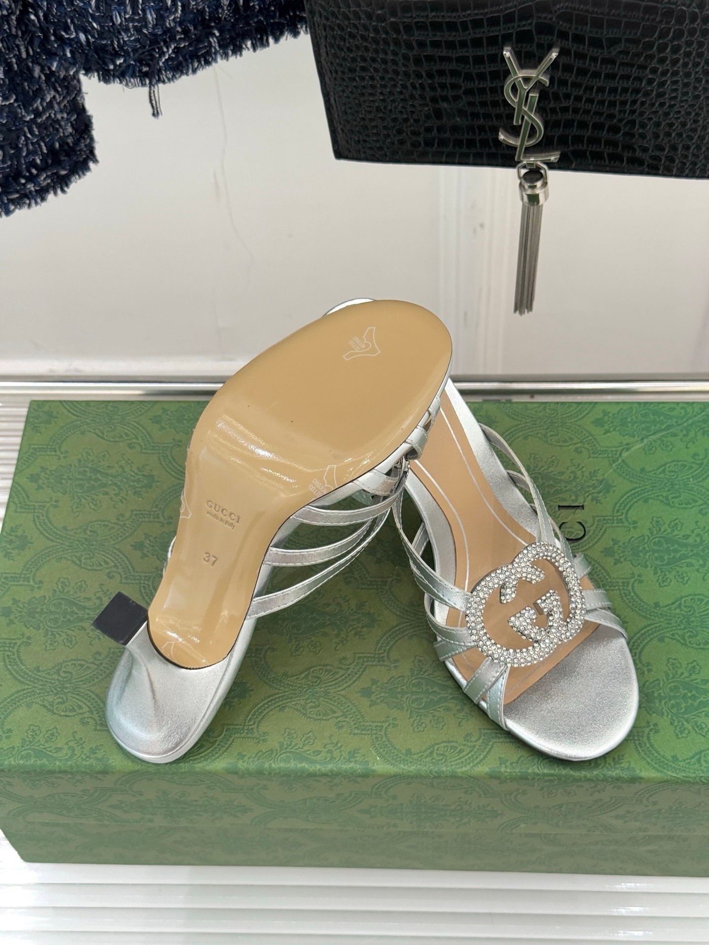 Gucci Crystal Slide Sandal in Silver - Afbeelding 7