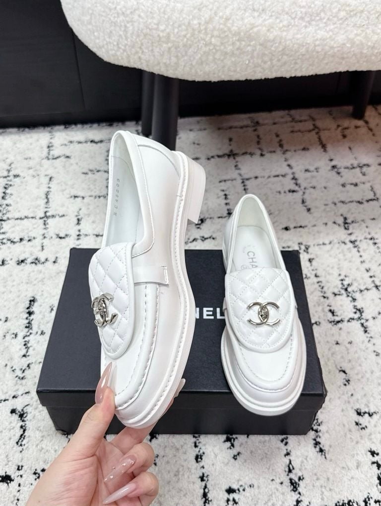 Chanel Loafers in White - Afbeelding 4