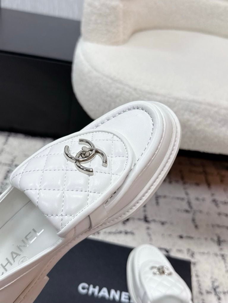 Chanel Loafers in White - Afbeelding 3