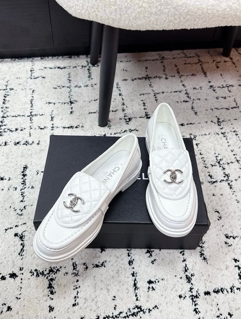 Chanel Loafers in White - Afbeelding 2