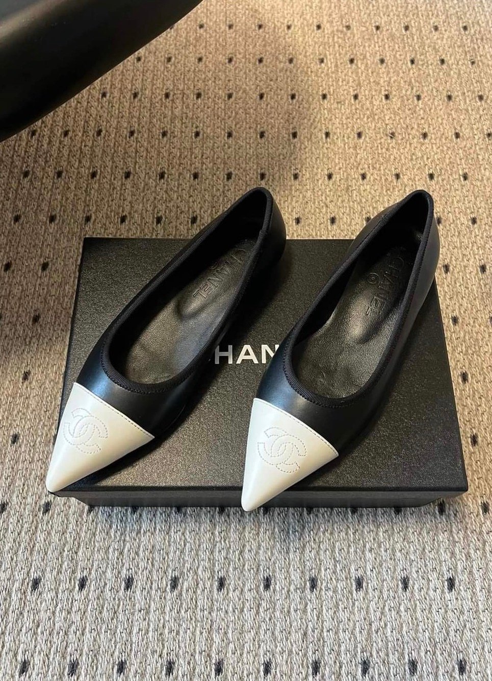 Chanel Ballerinas in Black White - Afbeelding 2