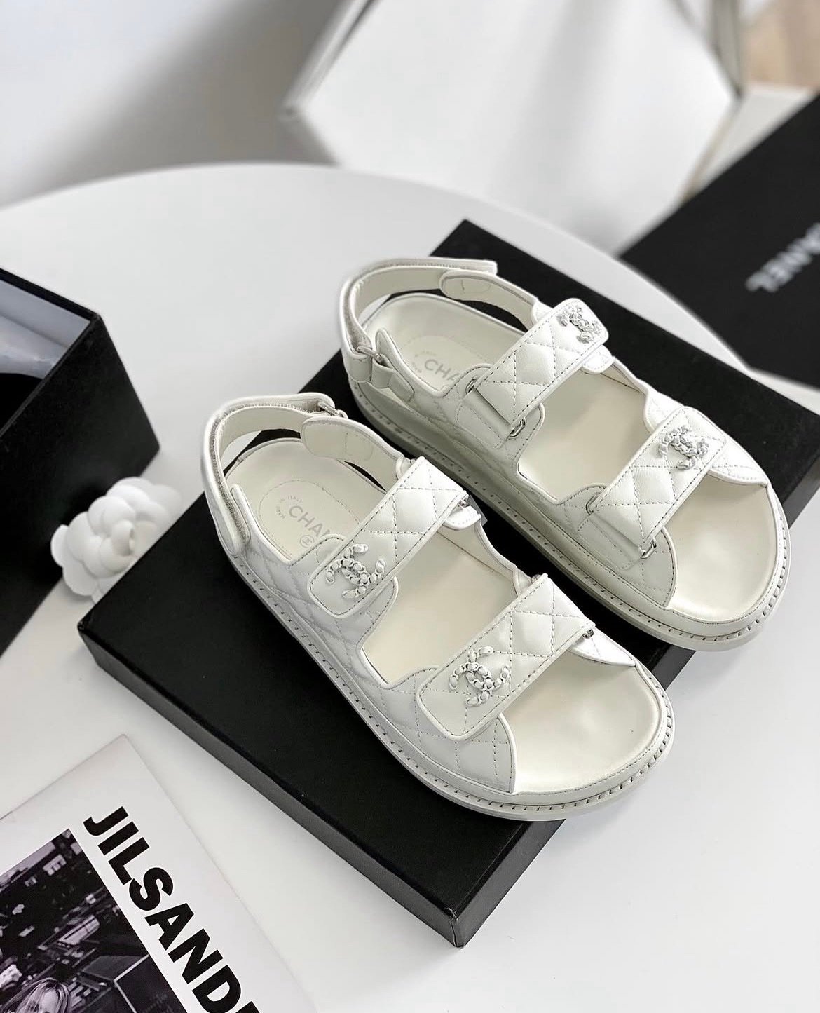 Chanel Dad Sandals in White - Afbeelding 2