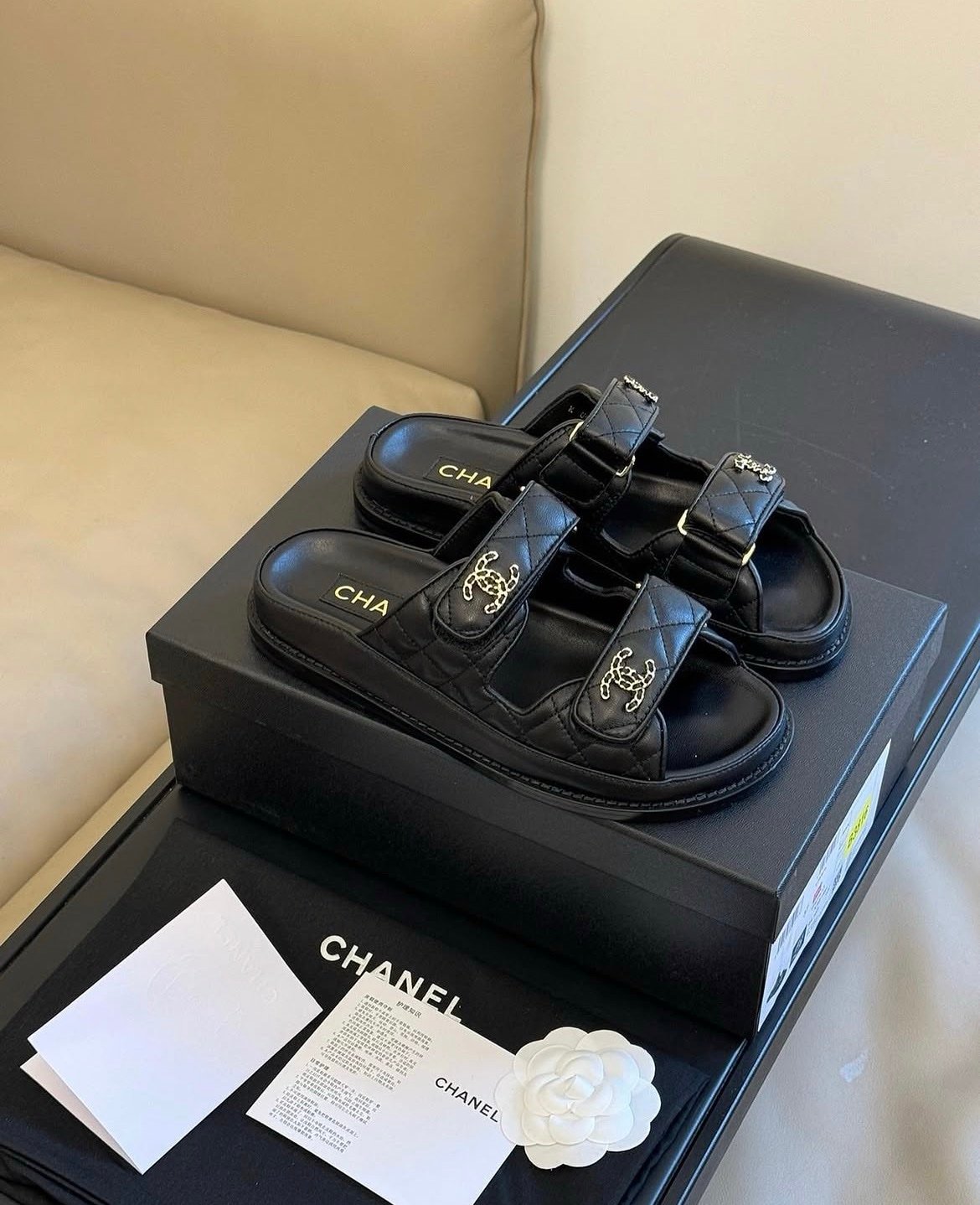 Chanel Sandals in Black Gold - Afbeelding 2