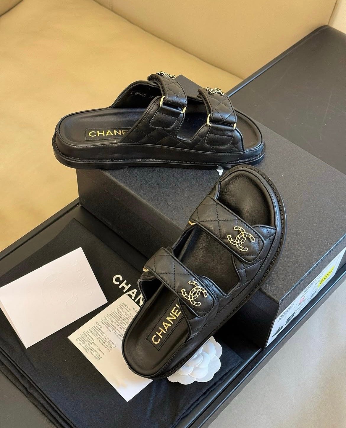 Chanel Sandals in Black Gold - Afbeelding 3