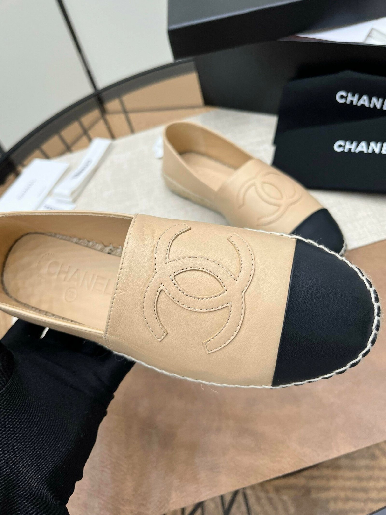 Chanel Loafers in Beige Black - Afbeelding 6