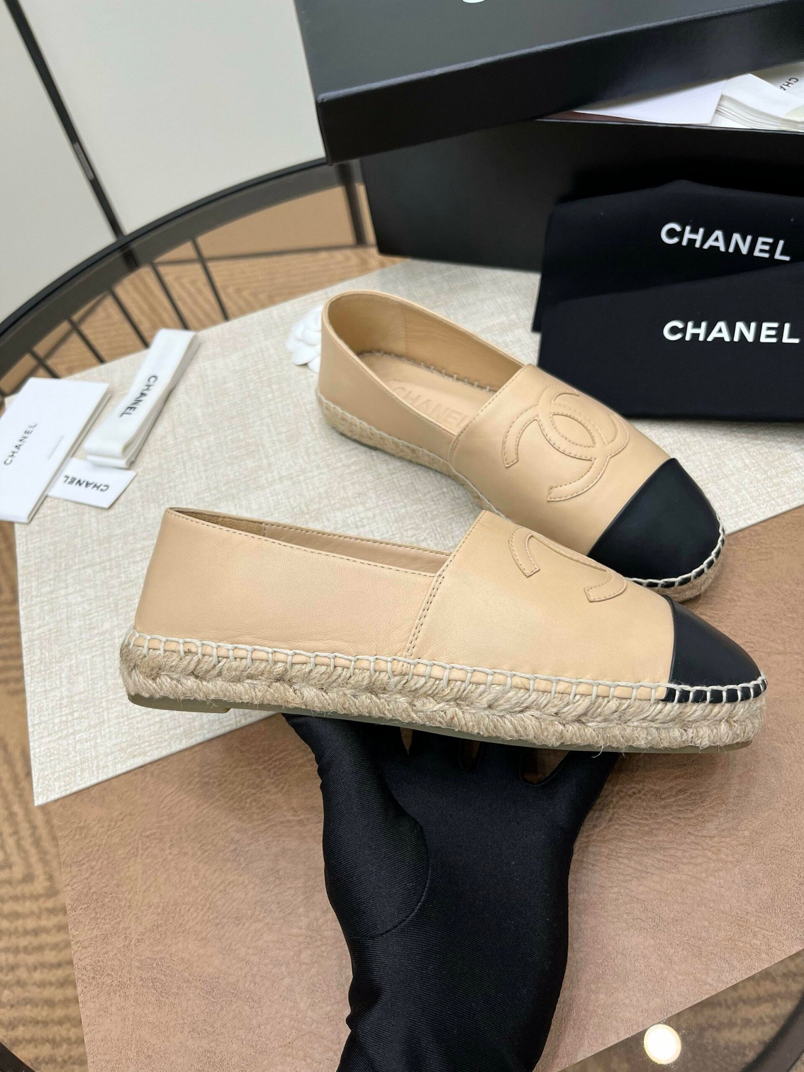 Chanel Loafers in Beige Black - Afbeelding 2